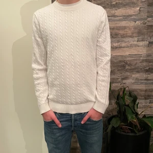 Stickad tröja - En kabelstickad tröja från Jack and Jones i vit färg. Mitt pris 300kr