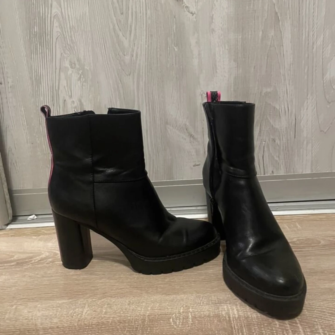Svarta boots med rosa detaljer - 91