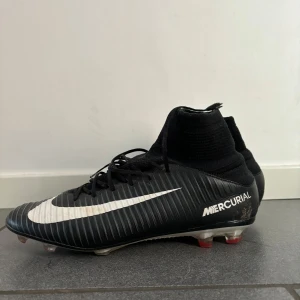 Nike Mercurial Superfly V Eu 43 FG - Ett par riktigt feta pjucks från 2016. Skön färgkombination. Mercurial Superfly V användes av spelare som Ronaldo, Marcus Rashford och Leroy Sane.                         Dessa är i storlek 43. Pris diskuteras i DM!