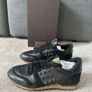 Rockrunners Valentino - Säljer min killes Rockrunners, skick 8/10. Storlek 43. Med följer låda.