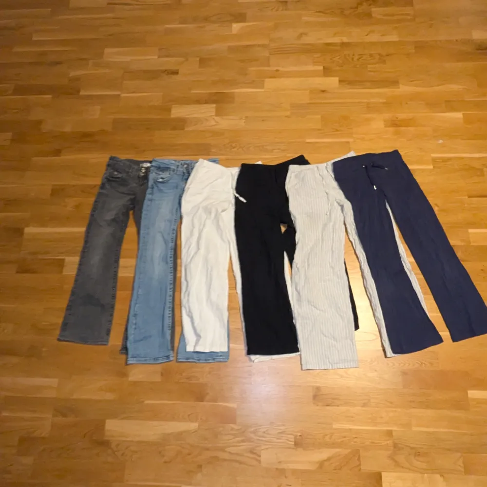 Sex styckena byxor från Gina Tricot. Jeansen och de mörkblåa mjukis byxorna är low Waist bootcut. Sedan är det tre linnebyxor från Gina tricot. Inga defekter på byxorna förutom en liten fläck på de vita linmebyxorna som inte gått bort. ❤️. Jeans & Byxor.