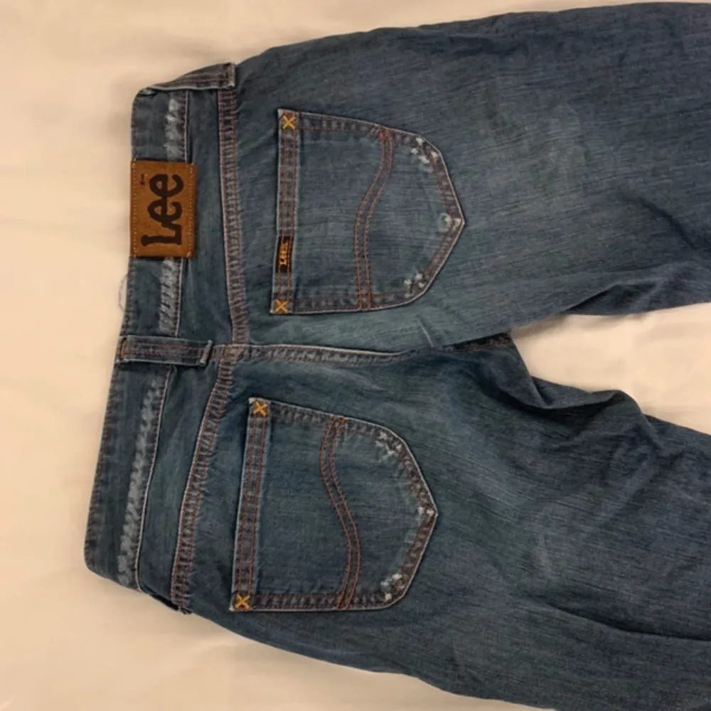 Lågmidjade mörkblå Lee jeans. De är i storlek 32/Xxs men skulle nog passa 34 också och säljer dom pga att dom inte helt passade mig❤️ Skriv om ni har några frågor om något eller om det är något annat ni vill veta❤️. Jeans & Byxor.