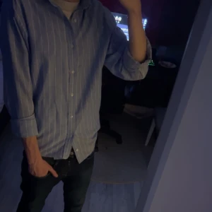 The shirt factory skjorta - Tja säljer denna the shirt factory skjorta då jag inte haft nån användning av den har haft på mig den cirka 2 gångar / ny pris ligger runt 800/1300