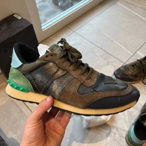 Marknadens fetaste sko, Valentino rockrunner! Storlek 44. Bra skick. Ny pris 8000kr. Medföljer dustabag. Perfekta inför vintern