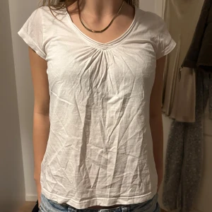 Vit kortärmad t-shirt - Säljer en enkel och bekväm vit kortärmad topp💕