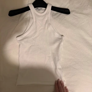 Vit ribbad linnetopp - Vanligt vitt linne från Zara som går upp lite högre i halsen 