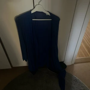 Blå kofta i storlek s-xxl - Säljer en snygg blå kofta i storlek XXL. Perfekt för att slänga över en topp när det blir lite kyligare. Den har en enkel och stilren design som passar till det mesta. Koftan är i bra skick och redo för en ny ägare. Perfekt för både vardag och lite finare tillfällen. 💙- den passar alla möjliga storlekar från storlek s till xxl