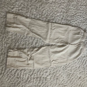 Beige linnebyxor från Zara - Säljer ett par bekväma beige linnebyxor från Zara i storlek XS. Byxorna har en loose passform med elastisk midja för extra komfort. Perfekta för en avslappnad stil under vår och sommar. 🏖️
