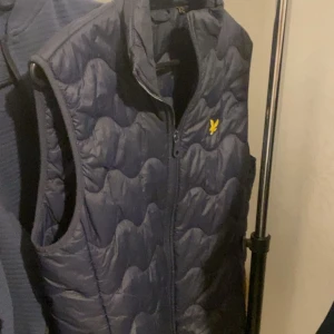 Mörk blå väst från lyle and scott - Säljer mörk blå väst från lyle scott