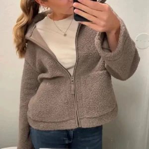 Teddy jacka - Brun Teddy jacka från H&M. Nyskick (oanvänd) Säljer pga den inte passar✨ Lånad bild! 