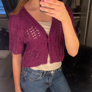 Burgundy stickad kofta - Säljer en superfin burgundy stickad kofta/bolero med korta ärmar en stor knapp framtill. Supersnygg att använda till vardags! Använd gärna köp nu funktionen 