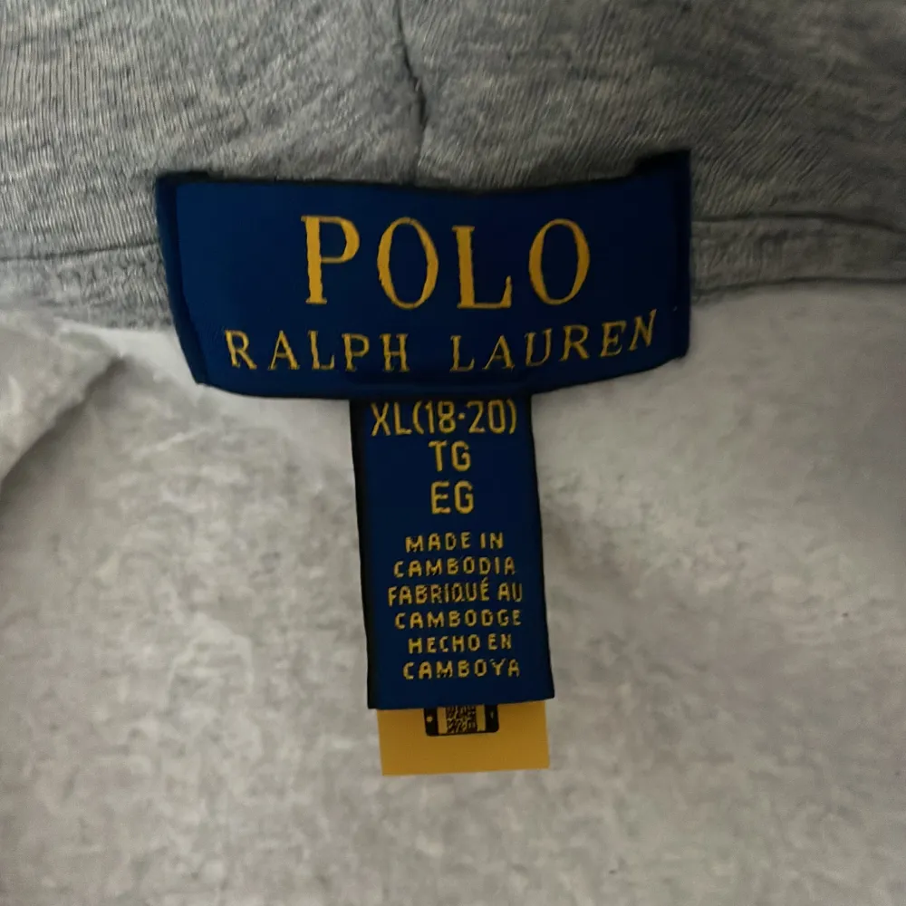 Säljer en snygg grå hoodie från Polo Ralph Lauren i storlek XL. Den är i mycket bra skick och har en dragkedja framtill. Perfekt för höst och vinter med sin mjuka och bekväma bomullskvalitet. Den klassiska loggan är broderad på bröstet. Passar både till vardags och chillkvällar. Är 175 och den passar perfekt.. Tröjor & Koftor.