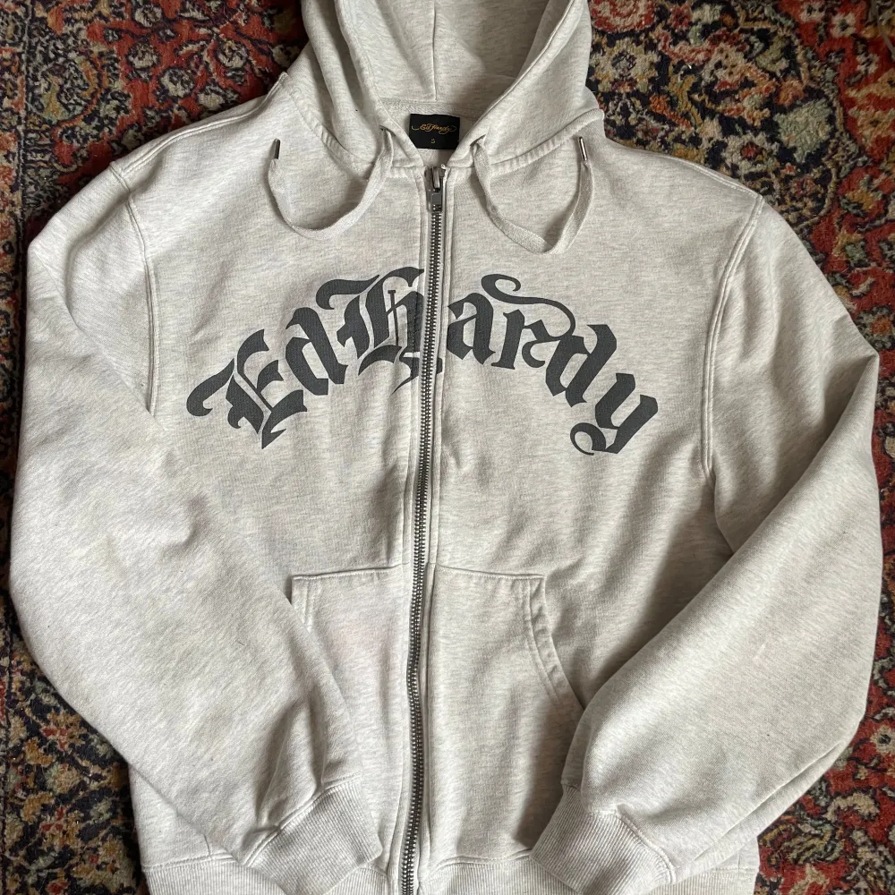 Äkta ed Hardy i nyskick Köpt för 1 150kr  Det är strl S men passar M/L . Hoodies.