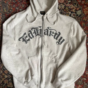 Ed hardy hoddie - Äkta ed Hardy i nyskick Köpt för 1 150kr  Det är strl S men passar M/L 