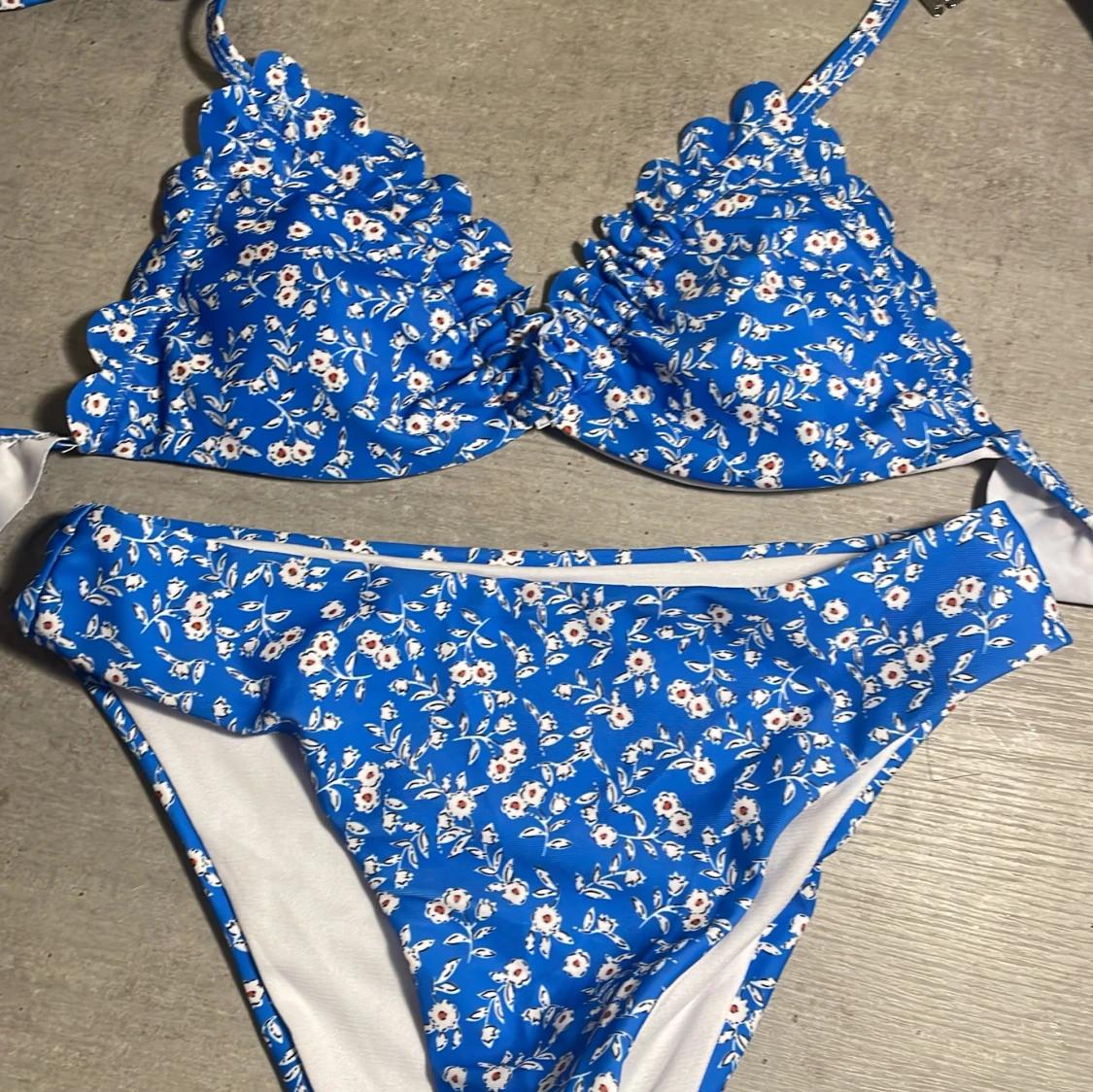 Blå blommig bikini med volangdetaljer