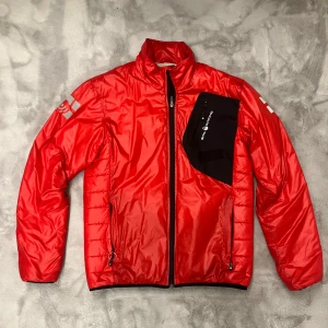 Sail Racing jacka - Riktigt fet Sail Racing jacka som är i fantastisk skick🔥Enda felet är att det är överlappat på vänstra sidan av bröstet men det syns knappt👍