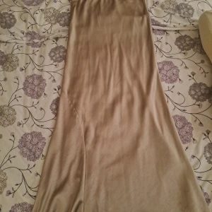 Beige satin kjol  - Säljer en helt ny oanvänd beige kjol i satin. Ute på fler sidor. 