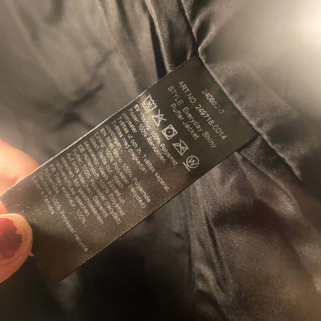 Svart glansig pufferjacka - 91