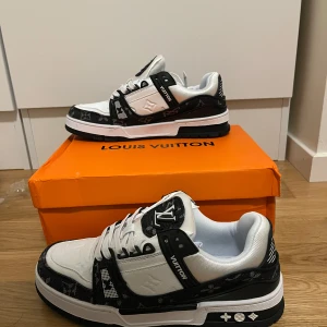 Louis vuitton trainers - Säljer nu par snygga oanvända  Louis Vuitton trainers. Riktigt fina skor i storlek 43 och är riktigt fina, är i nyskick. Perfekta för både vardag och fest.Kommer i originalkartong (lite skadad från leveransen) och ett kvitto samt kort med ett kuvert. INTE äkta
