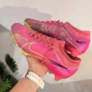 Nike fotbollsskor  - Säljer dess sköna fotbollspjucks. De är i mycket bra skick och i storlek 43. N