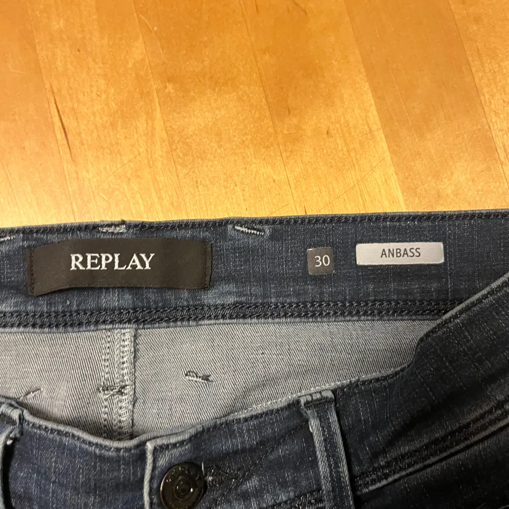 Säljer ett par snygga mörkblå jeans från Replay, modell Anbass. De har en slim passform och är i bra skicka bara att lite av tyget typ gått upp som ni kan se på bild 5. Modellen är 180 och väger 63.. Jeans & Byxor.