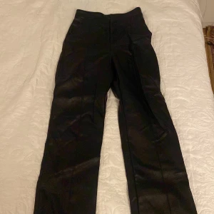 Svarta byxor från Gina Tricot - Snygga svarta byxor från Gina Tricot i mycket bra skick. De är högmidjade och har en dragkedja framtill. Perfekta för både vardag och fest! 🖤Det saknas en knapp men finns en extra så detta fel syns inte.