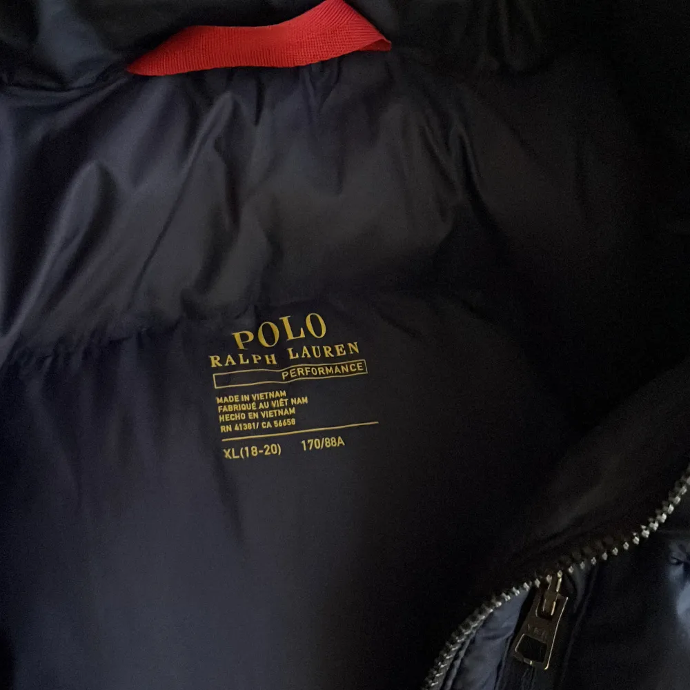 Säljer en snygg mörkblå pufferjacka från Polo Ralph Lauren i barn storlek XL vilket motsvarar XS/S. Den är i mycket bra skick. Det är performance modellen. Jackor.