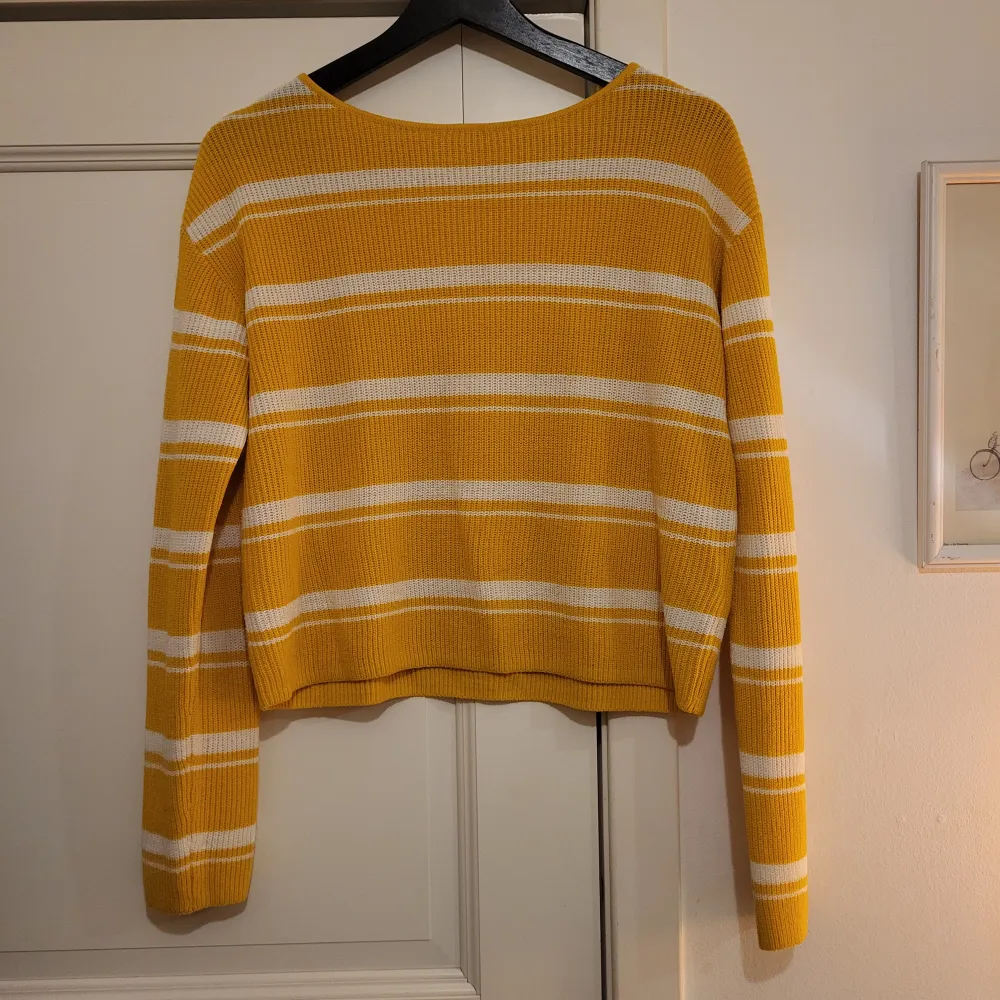 Säljer en superfin gul och vit randig tröja från H&M. Den är stickad och har en normal passform med långa ärmar. . Neuletakit & Villapaidat.