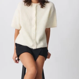 Vit stickad kofta - Säljer denna helt slutsålda superfina stickade kofta med korta ärmar från Gina tricot. Den är mjuk och bekväm, lätt att matcha med olika outfits. Säljer då den tyvärr är förs stor för mig.💛