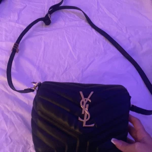 Väska  - En äkta väska men lite förstörd inuti annars den har bra material och fin på.den är ganska dyr egentligen men säljer för 350kr.Mitt lägsta pris är 250kr.