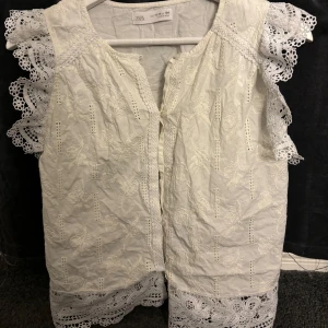 Vit spetstopp - Super söt spetstopp / blus från Zara. Storlek 164 men sitter mer som en S!💞