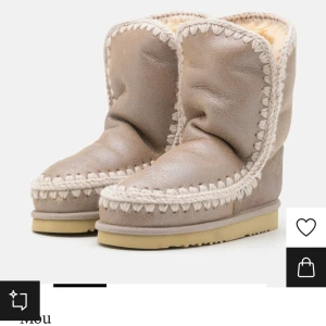 MoU skor nya - Säljer ett par supersnygga beige MoU boots med stickade detaljer. De har en varm och fluffig insida, perfekt för kalla dagar. Skorna har en robust sula och är i mycket bra skick. Perfekta för höst och vinter! Vid frågor kom privat, kan tänka mig byta mot ett par inuikii skor. 💘 storlek 37 men passar som ett par 38or. Pris diskuterbart. Både låda och lapp kvar!