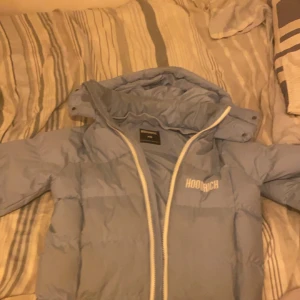 Ljusblå pufferjacka från Hoodrich - Säljer min hoodrich jacka som är köpt ny pris 3000kr den är i storlek xs men är stor så passar till och med S/M behöver bara en tvätt sen är den redo för användning 