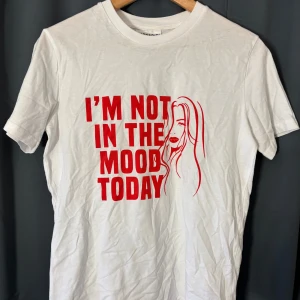 Vit t-shirt med röd text - Säljer en vit t-shirt med röd text 'I'M NOT IN THE MOOD TODAY'. Storlek xs men sitter som S