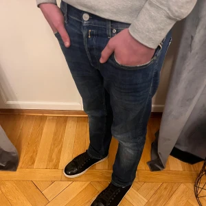 Replay grover w29 l30 - Säljer ett par mörkblå eeplay jeans i bra skick. De har en slim passform och är allmänt riktigt goaa❤️💯👑grabben på bilden är 180 cm lång