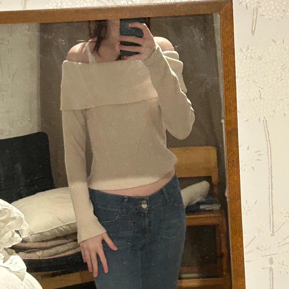 Beige offshoulder tröja