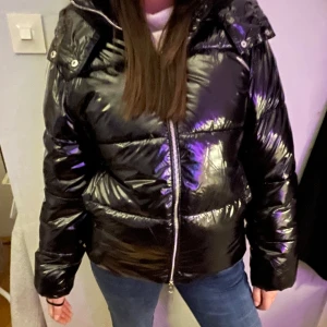 NELLY Svart glansig pufferjacka - Säljer min NELLY jacka som är slutsåld i storlek M💕(Knappt använd)
