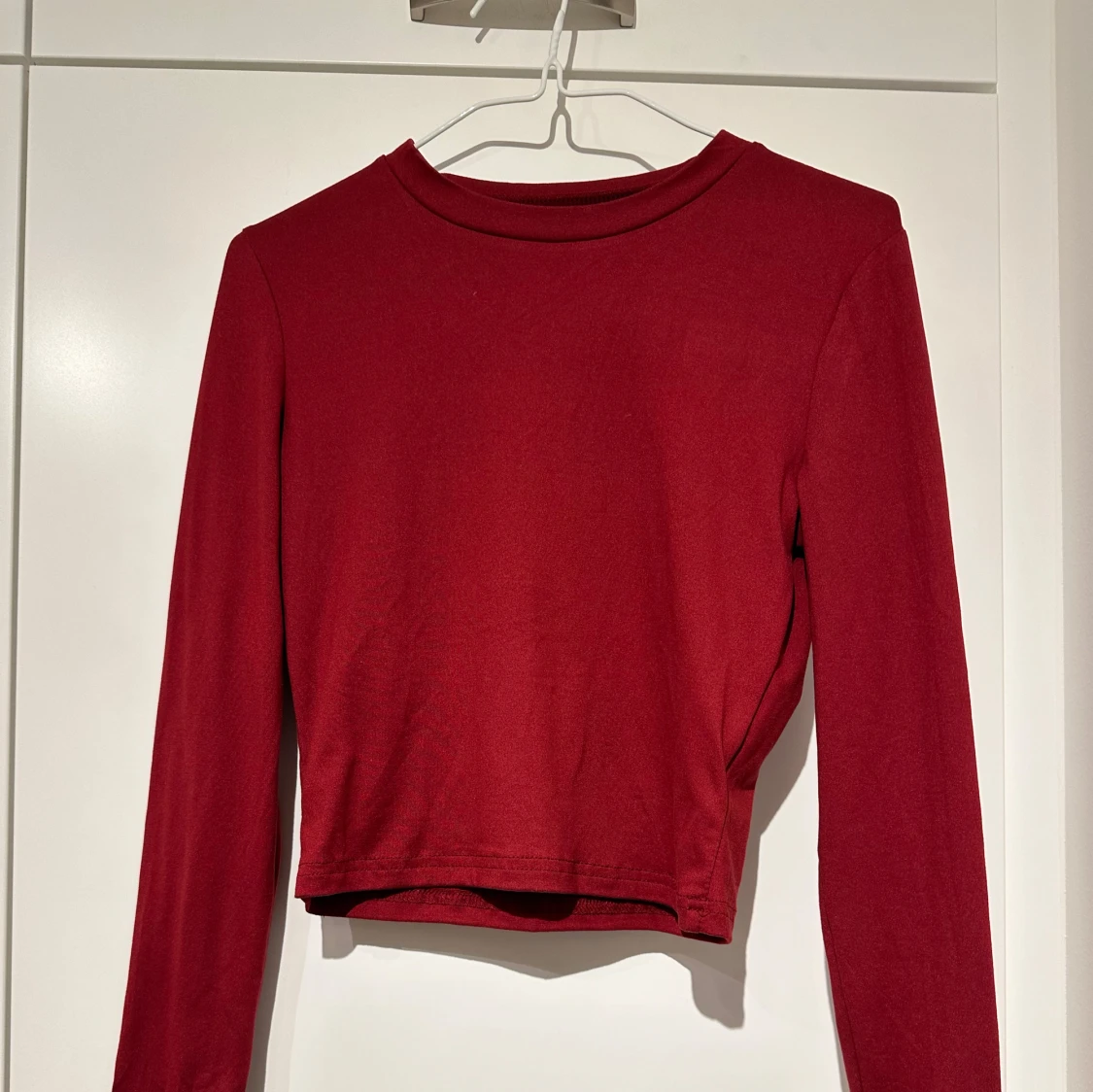 Röd och brun croppad tröja