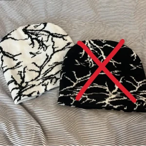 mössa - as snygga mössor som inte kommer till användning. den svarta är såld men den vita finns frf att köpa ! 