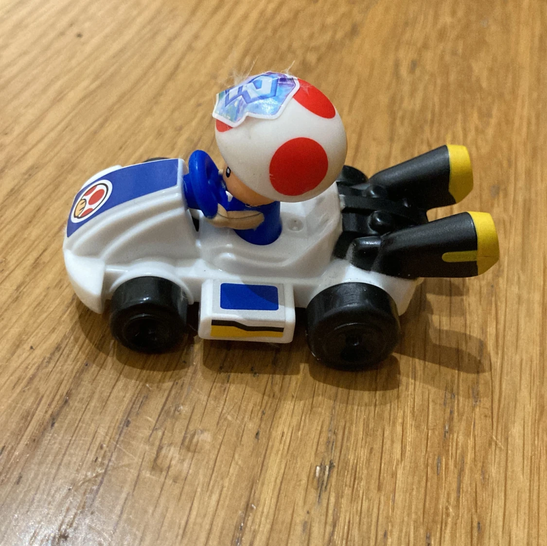 Vit och blå leksaksbil med figur - 90