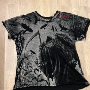 Affliction Grim Reaper Tshirt - köpt från usa kom me bud lr nåt idk 🙏🏻 eller trdes idk storleken är L