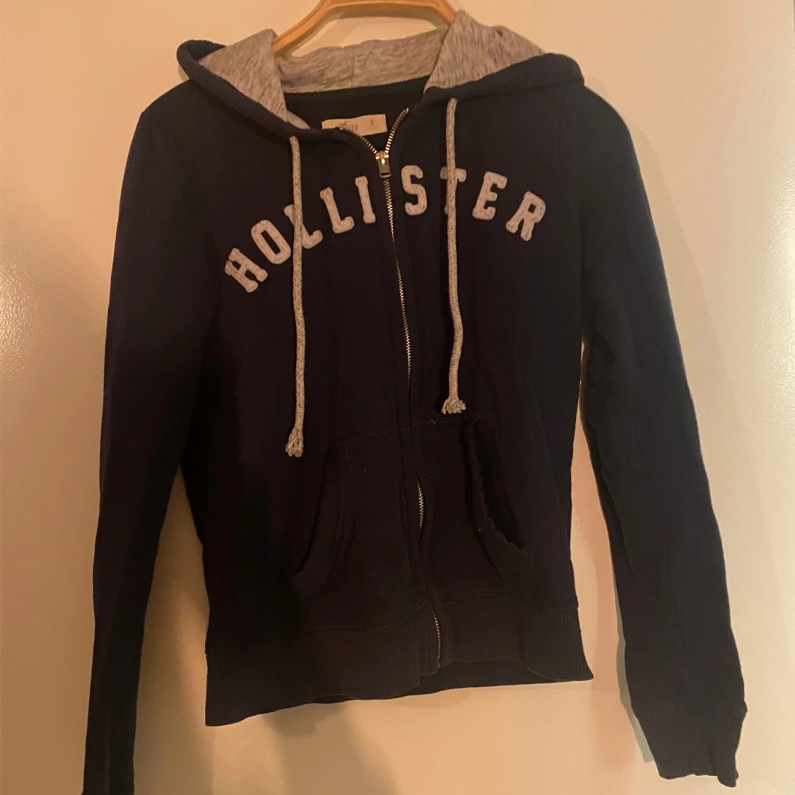 Svart hoodie från Hollister