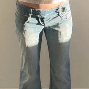 Ljusblå bootcut jeans - Säljer ett par ljusblå bootcut jeans i väldigt bra skick, dom är väldigt fina och köpta på vinted men tyvärr för långa på mig! hon i bilden är 168!  midjemått: 39 innerbensmått:79 ytterbenslängd:100 skriv för frågor 💕💕
