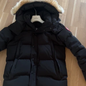 Svart dunjacka från Canada Goose - Säljer en svart vinter jacka från Canada Goose använd förra året helt ny nästan inga skador äkta päls