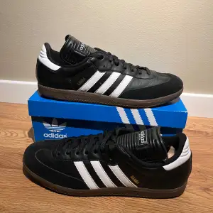 Säljer ett par klassiska Adidas Samba i storlek 46. De är i mycket bra skick och kartong medföljer. Hör av dig vid frågor eller fler bilder så löser vi de!