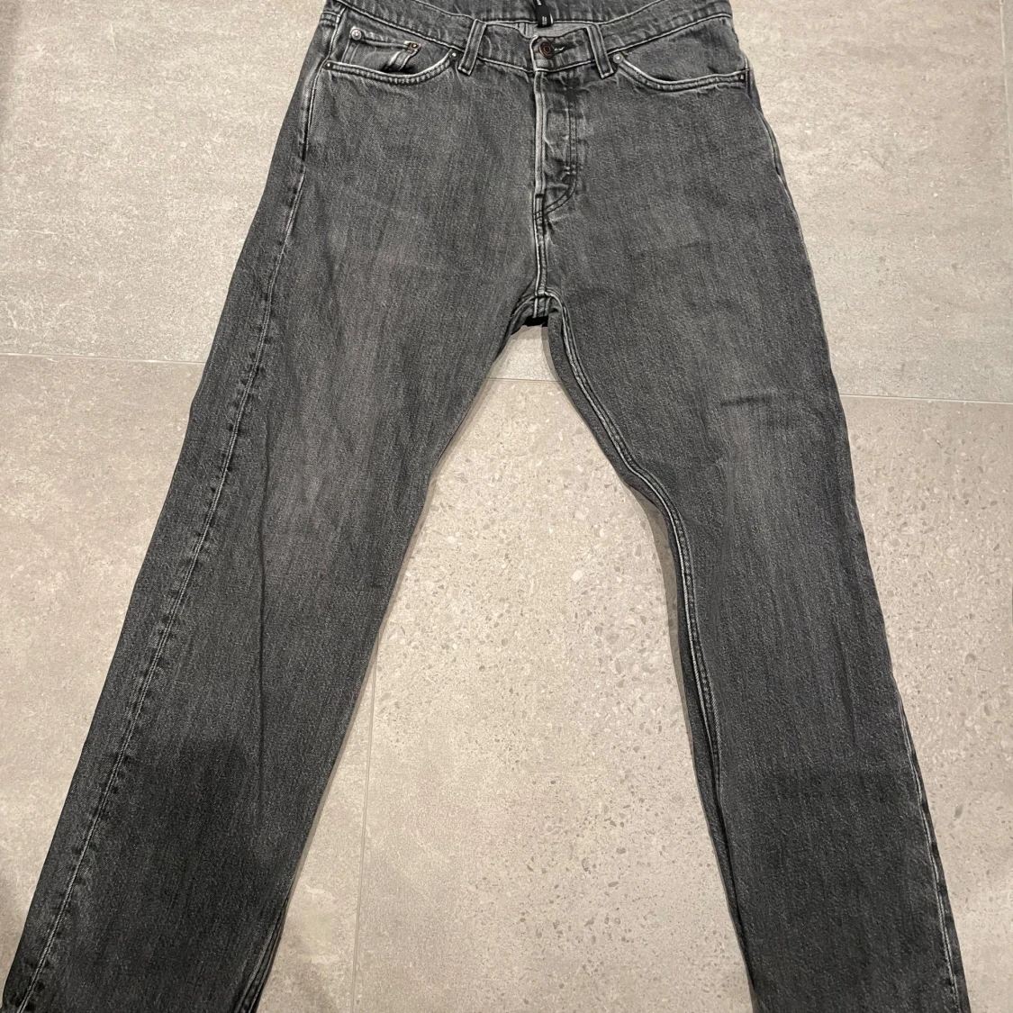 Grå jeans från Weekday - 90