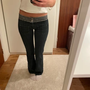 lågmidjade jeans - jätte coola, snygga och unika jeans!! köpta på beyond retro för 549💗 midjemåttet: 36 innerbenslängden: 82