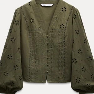 Blus zara - Super snygg grön broderad blus ifrån zara!!Kolla gärna in det andra jag säljer!💘