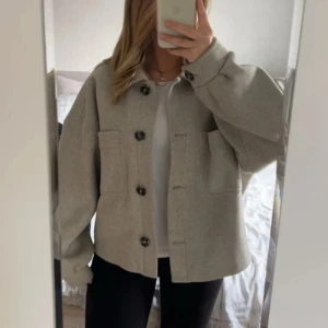 Grå jacka från NA-KD - Säljer denna superfina gråa kappa från NAKD, lite nopprig men i övrigt bra skick.