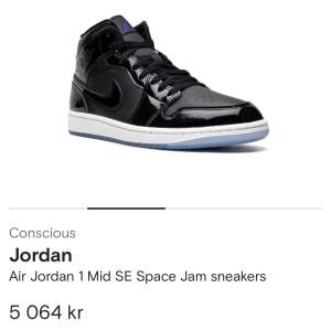 Säljer ett par helt oanvända inte ens testade Air Jordan 1 Mid SE Space Jam sneakers. De är i nytt skick och såklart finns skosnören till i skorna. Antingen kontakta mig eller lämna prisförslag. Dem är i storlek 42💕